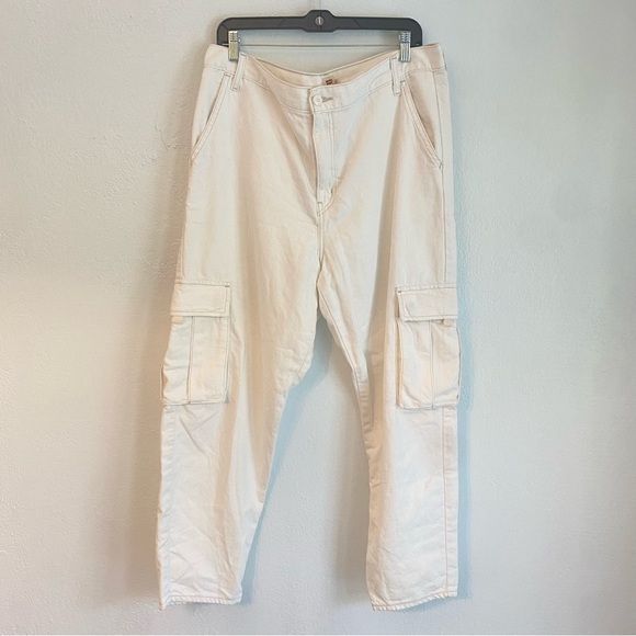 Levi's Cream Cargo Pants with‎ Modern Fit - Picture 1 of 6